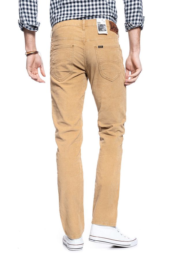 Lee - LEE SPODNIE MĘSKIE DAREN ZIP FLY DIJON L707WJ05. Materiał: sztruks