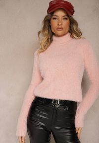 Renee - Jasnoróżowy Casualowy Golf z Wełną Nomilae. Okazja: na co dzień. Typ kołnierza: golf. Kolor: różowy. Materiał: wełna. Styl: casual #3