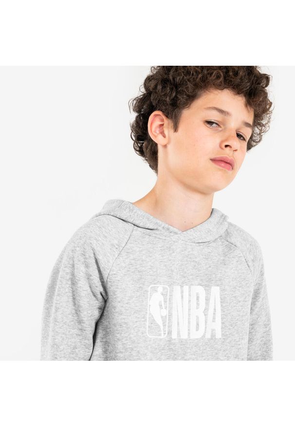 TARMAK - Bluza z kapturem do koszykówki dla dzieci Tarmak NBA 900. Typ kołnierza: kaptur. Kolor: wielokolorowy, czarny, szary. Materiał: materiał, tkanina. Sport: koszykówka