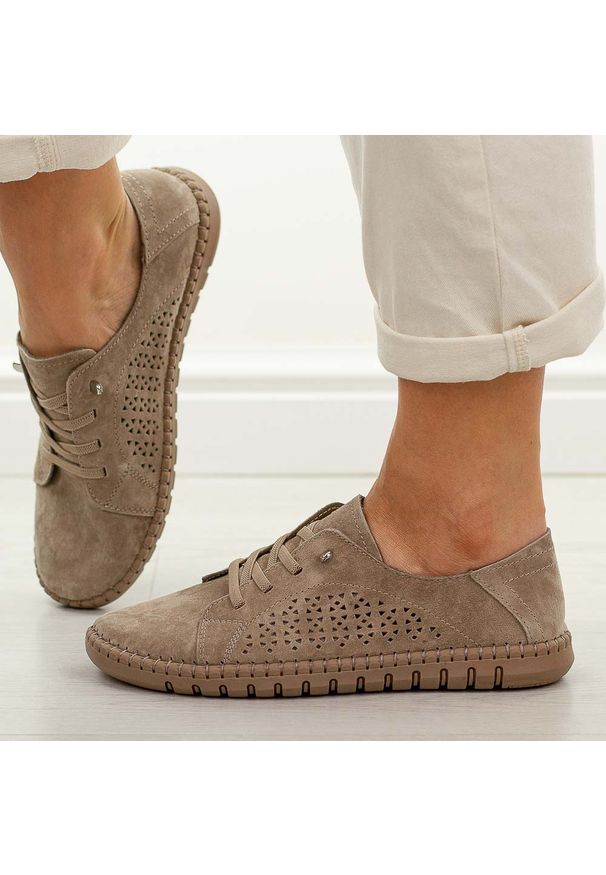 Beżowe skórzane półbuty damskie Vinceza 95362. Okazja: na co dzień. Nosek buta: okrągły. Zapięcie: bez zapięcia. Kolor: beżowy. Szerokość cholewki: normalna. Wzór: ażurowy. Materiał: zamsz. Sezon: wiosna, lato. Styl: casual, elegancki, klasyczny
