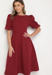 Born2be - Bordowa Sukienka o Rozkloszowanym Kroju z Bufiastymi Rękawami Melisseia. Kolor: czerwony. Styl: klasyczny