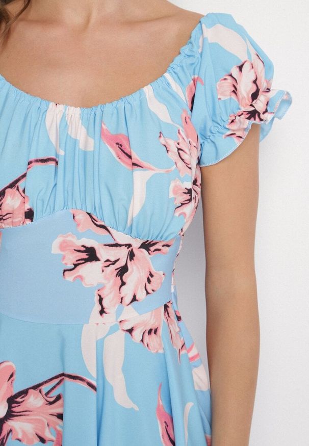 Born2be - Niebieska Sukienka w Kwiaty z Dekoltem Łódką z Bawełną o Rozkloszowanym Kroju Annilva. Okazja: na spacer, na imprezę, na co dzień. Typ kołnierza: dekolt w łódkę. Kolor: niebieski. Materiał: bawełna. Długość rękawa: krótki rękaw. Wzór: kwiaty. Sezon: wiosna, lato. Styl: elegancki, casual, klasyczny