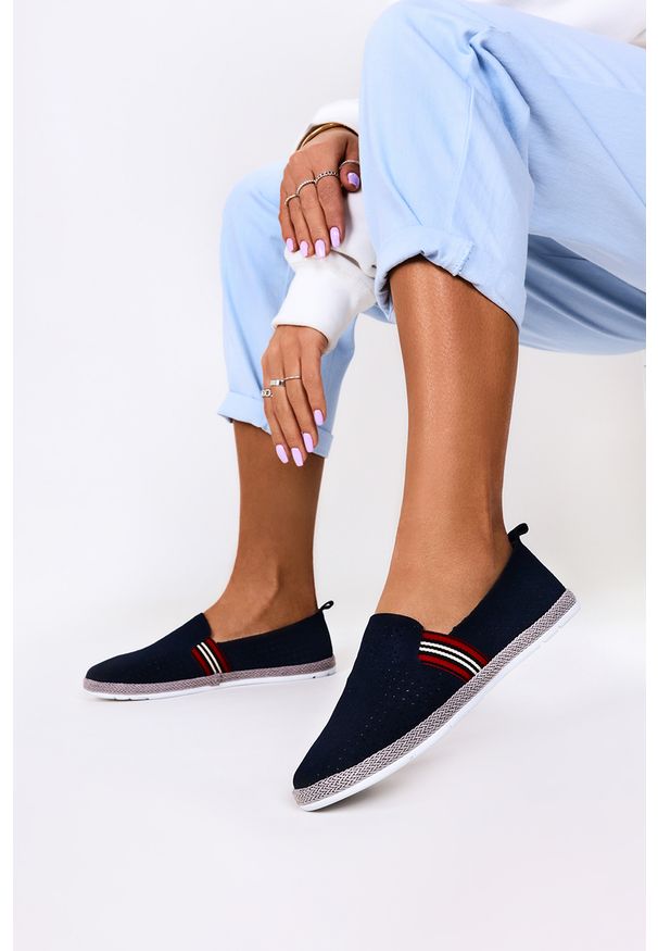 Filippo - Granatowe półbuty filippo skórzane ażurowe slip on dp2309/21nv. Zapięcie: bez zapięcia. Kolor: niebieski. Materiał: skóra. Wzór: ażurowy