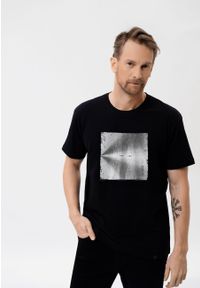 Volcano - Koszulka z nadrukiem, Comfort Fit, T-VIBES. Okazja: na co dzień. Materiał: skóra, bawełna. Długość rękawa: krótki rękaw. Długość: krótkie. Wzór: nadruk. Styl: klasyczny, casual #1