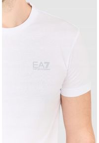 EA7 Emporio Armani - EA7 Biały t-shirt męski z małym szarym logo. Kolor: biały