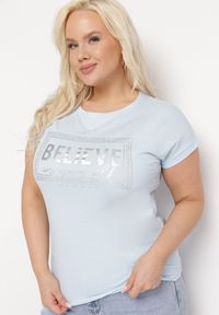 Born2be - Jasnoniebieski Bawełniany T-shirt z Ozdobnym Napisem Dellphia. Okazja: na co dzień. Kolor: niebieski. Materiał: bawełna. Wzór: napisy. Styl: casual, elegancki #3