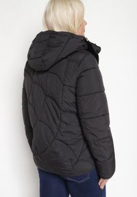 Born2be - Czarna Pikowana Kurtka z Kieszeniami i Kapturem z Możliwością Odpięcia Nikigala. Okazja: na spacer, na co dzień. Kolekcja: plus size. Kolor: czarny. Materiał: jeans, materiał. Styl: casual, elegancki #5