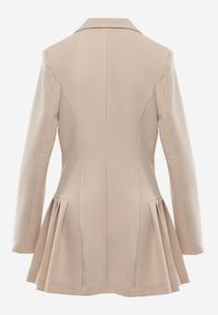 Renee - Beżowa Rozkloszowana Sukienka Marynarka VICES z Usztywnianymi Ramionami Ilarita. Okazja: do pracy, na spotkanie biznesowe. Kolor: beżowy. Styl: biznesowy #3