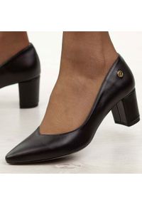 Czarne lico skórzane Polskie czółenka damskie na słupku Prestige 2105 OBL. Okazja: na wesele, na ślub cywilny, na imprezę. Kolor: czarny. Materiał: skóra. Szerokość cholewki: normalna. Styl: klasyczny, elegancki #1