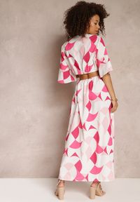 Renee - Różowa Kopertowa Sukienka Maxi z Rozkloszowanym Dołem i Wiązaniem Alylina. Kolor: różowy. Materiał: tkanina. Długość rękawa: krótki rękaw. Wzór: aplikacja. Sezon: wiosna, lato. Typ sukienki: kopertowe. Długość: maxi #2