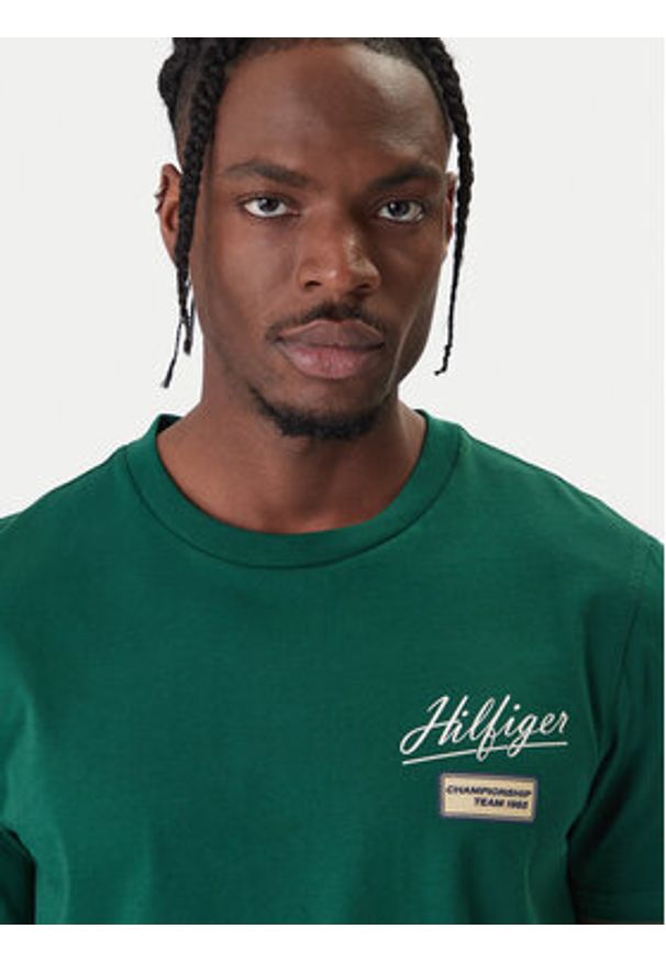 TOMMY HILFIGER - Tommy Hilfiger T-Shirt Modern Ath Graphic MW0MW41471 Zielony Regular Fit. Kolor: zielony. Materiał: bawełna