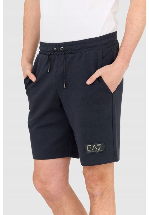 EA7 Emporio Armani - EA7 Granatowe męskie szorty dresowe, Rozmiar S. Kolor: niebieski. Materiał: dresówka, bawełna. Długość: krótkie. Wzór: aplikacja