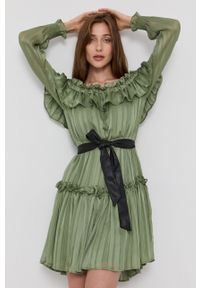 Guess - Sukienka. Typ kołnierza: dekolt hiszpanka. Kolor: zielony. Materiał: tkanina. Długość rękawa: długi rękaw. Typ sukienki: rozkloszowane #1