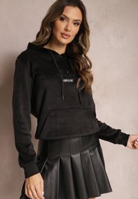 Renee - Czarna Ocieplona Bluza Welurowa o Fasonie Kangurki z Napisem Meluia. Typ kołnierza: kaptur. Kolor: czarny. Materiał: welur. Wzór: napisy