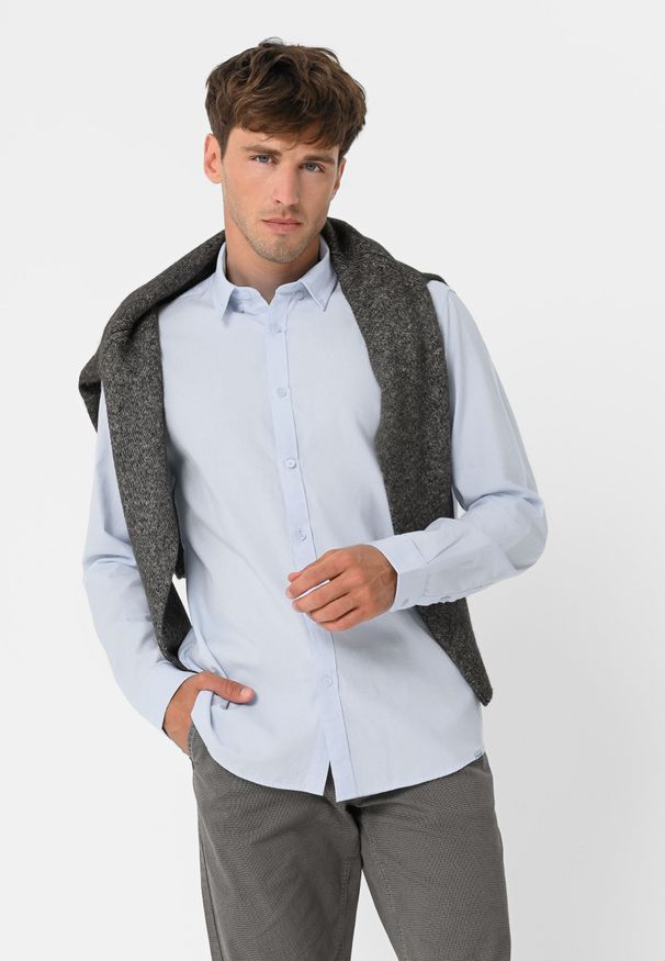 Volcano - Jasnoniebieska koszula, Regular Fit, K-FEMO. Okazja: na co dzień. Typ kołnierza: button down. Kolor: niebieski. Materiał: bawełna, materiał. Długość rękawa: długi rękaw. Długość: długie. Styl: casual, klasyczny