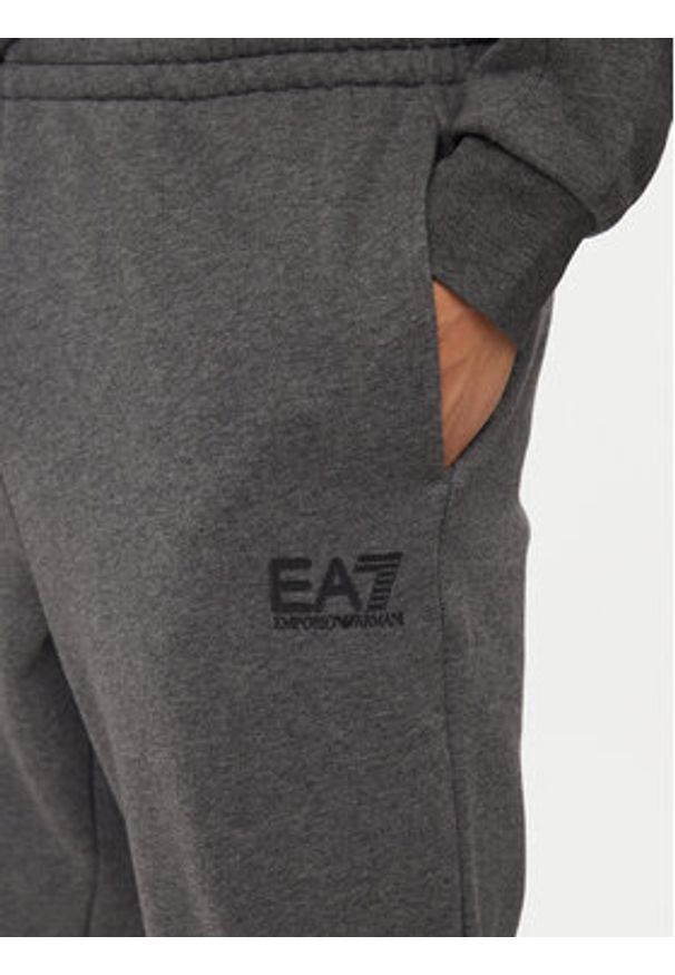 EA7 Emporio Armani Dres 6DPV64 PJVTZ 3925 Szary Regular Fit. Kolor: szary. Materiał: bawełna