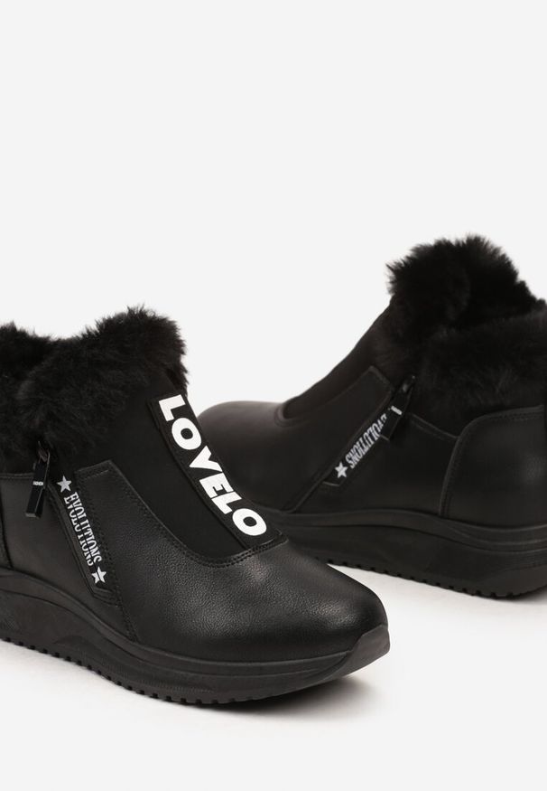 Renee - Czarne Sneakersy na Płaskiej Podeszwie Ozdobione Futerkiem i Napisami Rialises. Okazja: na co dzień. Nosek buta: okrągły. Kolor: czarny. Materiał: futro. Wzór: aplikacja, napisy. Sezon: zima. Obcas: na płaskiej podeszwie