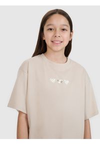 4f - 4F T-shirt oversize z nadrukiem dziewczęcy - beżowy 146 (10-11 lat). Okazja: na co dzień. Kolor: beżowy. Materiał: bawełna, materiał, jersey. Długość rękawa: krótki rękaw. Długość: krótkie. Wzór: nadruk. Sezon: lato. Styl: klasyczny, casual, sportowy, elegancki