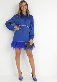 Born2be - Granatowa Sukienka Satynowa z Piórkami na Dole Zaitena. Okazja: na co dzień. Kolor: niebieski. Materiał: satyna. Wzór: aplikacja. Typ sukienki: koszulowe. Styl: klasyczny, casual #1