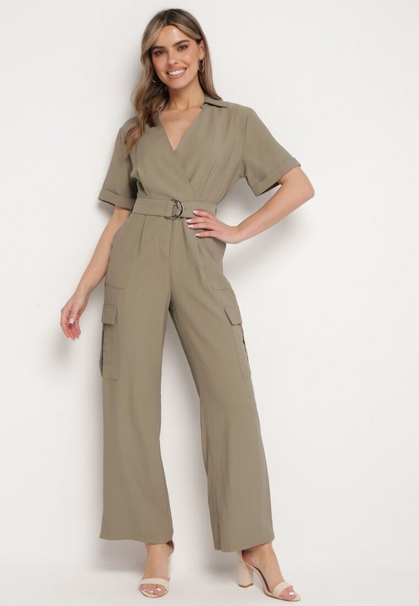 Born2be - Ciemnozielony Kombinezon Utility z Kopertowym Dekoltem Paskiem i Szerokimi Kieszeniami Pallilena. Okazja: na co dzień. Kolor: zielony. Styl: elegancki, casual