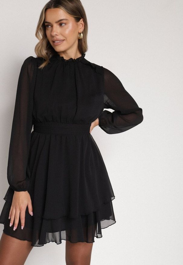 Born2be - Czarna Rozkloszowana Sukienka Siateczkowa z Bufiastymi Rękawami Isovana. Okazja: na co dzień. Kolor: czarny. Styl: casual, elegancki