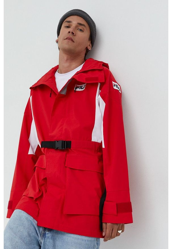 Fila kurtka przeciwdeszczowa męska kolor czerwony przejściowa. Okazja: na co dzień. Kolor: czerwony. Materiał: materiał. Styl: casual
