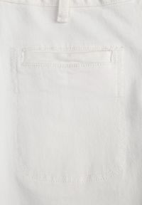 Born2be - Białe Szerokie Jeansy z Bawełny z Wysokim Stanem Jyneli. Okazja: na co dzień, do pracy. Stan: podwyższony. Kolor: biały. Długość: krótkie. Styl: casual, klasyczny, elegancki #4