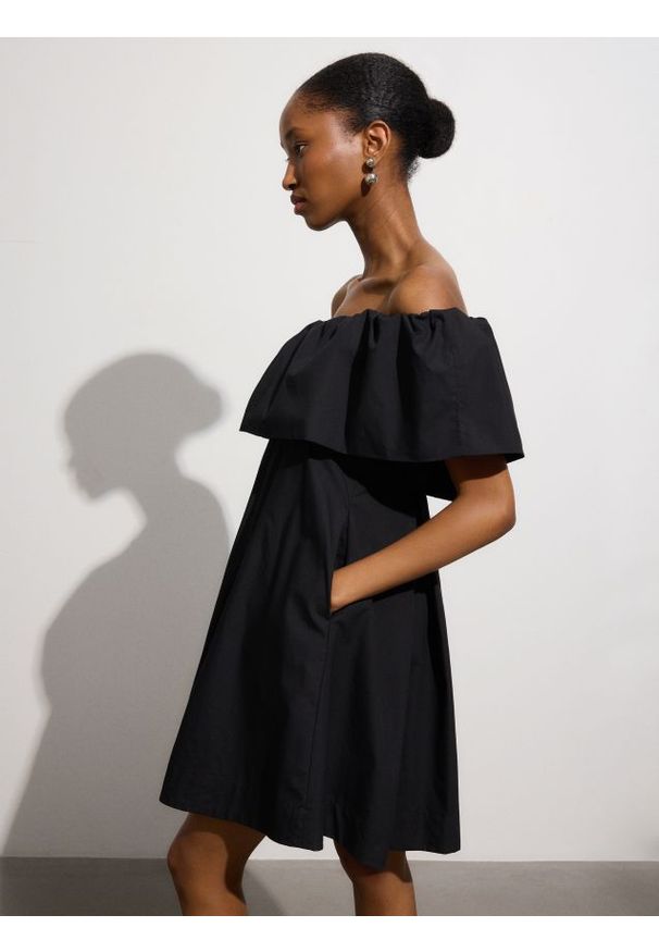 Reserved - Sukienka z odkrytymi ramionami - czarny. Kolor: czarny. Materiał: bawełna, tkanina. Typ sukienki: z odkrytymi ramionami