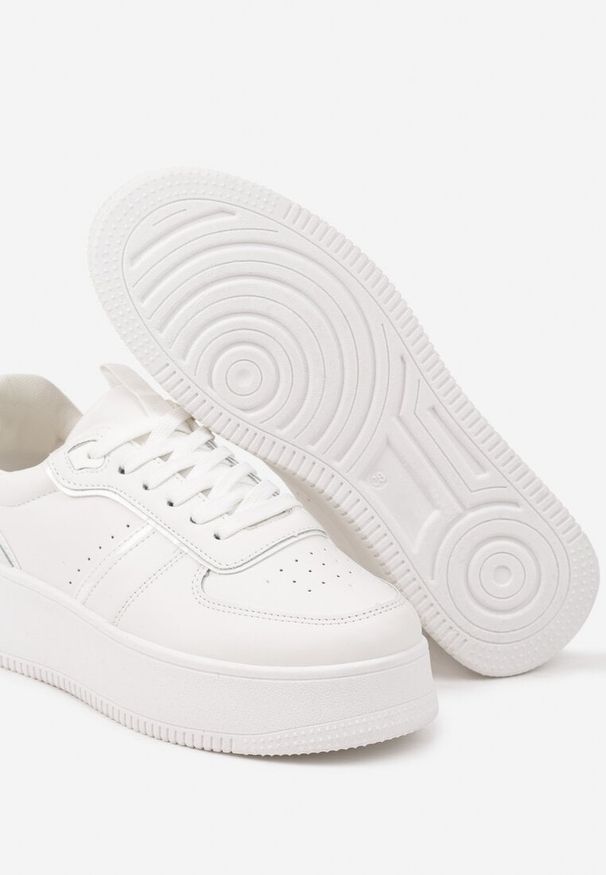 Renee - Białe Casualowe Sneakersy Vices na Niskiej Platformie Torila. Okazja: na co dzień. Zapięcie: sznurówki. Kolor: biały. Materiał: jeans. Wzór: aplikacja. Obcas: na platformie