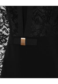 CATERINA - Czarna sukienka z koronką. Typ kołnierza: kokarda. Kolor: czarny. Materiał: koronka. Długość rękawa: długi rękaw. Wzór: koronka. Typ sukienki: kopertowe, proste, dopasowane. Styl: wizytowy, elegancki #4