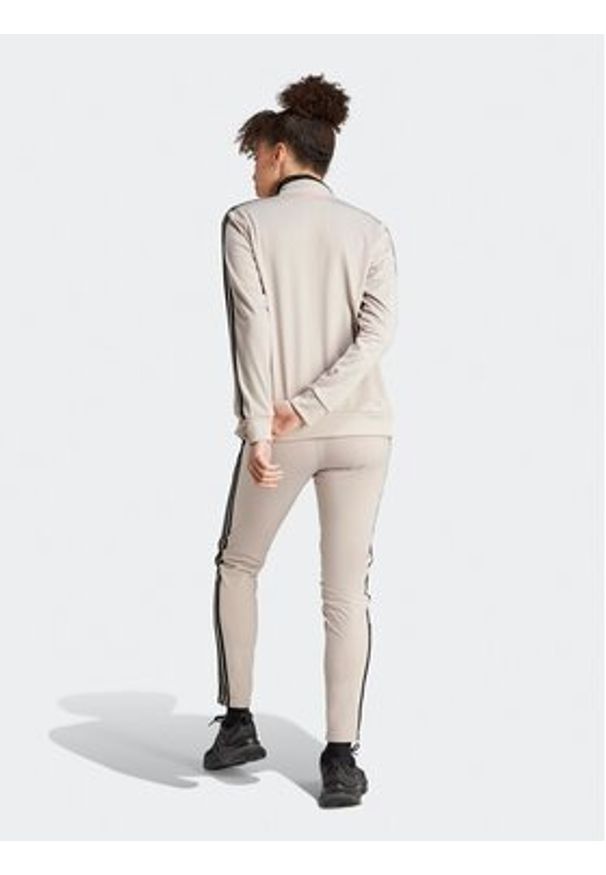 Adidas - adidas Dres Essentials 3-Stripes IJ8786 Beżowy Slim Fit. Kolor: beżowy. Materiał: syntetyk