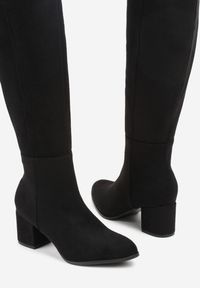 Renee - Czarne Kozaki Vices z Imitacji Zamszu na Niskim Obcasie Typu Słupek Ilovea. Okazja: na imprezę, na co dzień. Kolor: czarny. Materiał: zamsz. Obcas: na obcasie. Styl: casual. Wysokość obcasa: niski #4