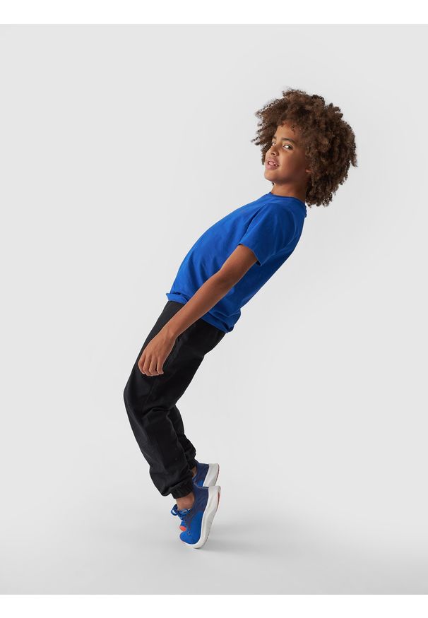 4f - 4F T-shirt gładki chłopięcy - niebieski 158 (12-13 lat). Okazja: na co dzień. Kolor: niebieski. Materiał: dzianina, jersey, bawełna. Długość rękawa: krótki rękaw. Długość: krótkie. Wzór: gładki. Sezon: lato. Styl: casual, sportowy