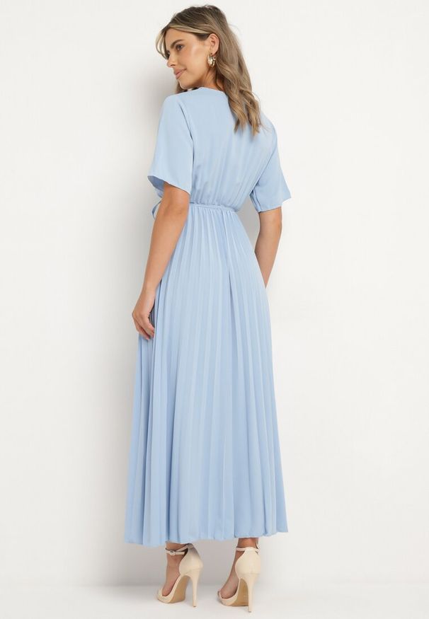 Born2be - Jasnoniebieska Sukienka Plisowana Maxi z Wiązanym Paskiem Dianiza. Kolor: niebieski. Materiał: materiał. Długość: maxi