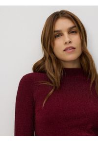 Reserved - Błyszczący golf - bordowy. Typ kołnierza: golf. Kolor: czerwony. Materiał: dzianina