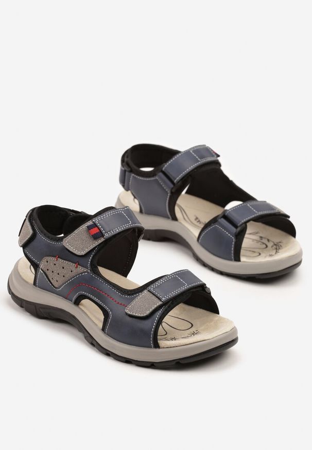 Born2be - Granatowe Sandały Vices w Sportowym Stylu Zapinane na Rzep Tanindra. Okazja: na plażę, na spacer. Zapięcie: rzepy. Kolor: niebieski. Styl: sportowy