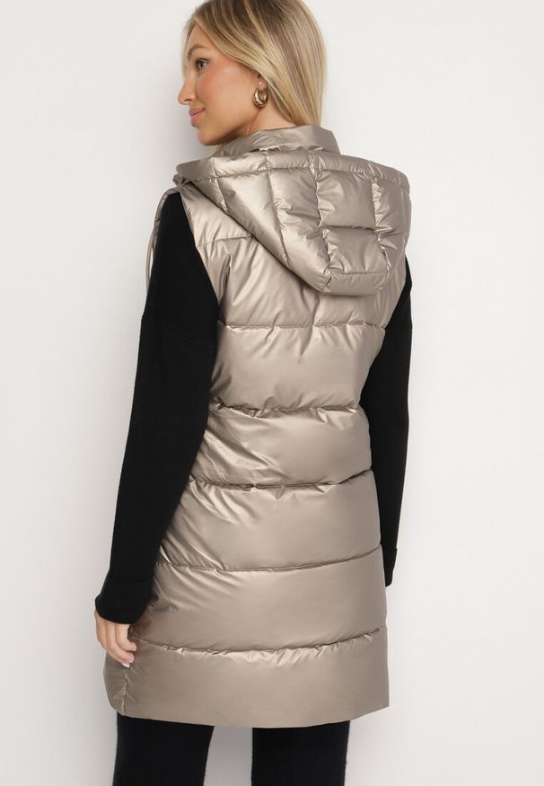 Born2be - Złota Pikowana Kamizelka Przejściowa z Kapturem i Kieszeniami Lentira. Okazja: na co dzień. Typ kołnierza: kaptur. Kolor: złoty. Materiał: jeans. Styl: casual, klasyczny