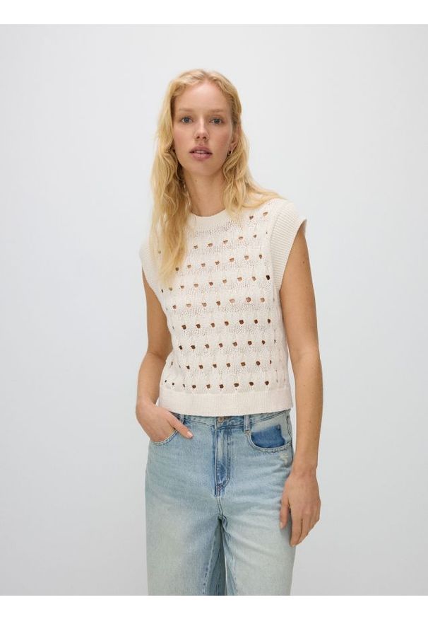 Reserved - Ażurowy bezrękawnik - kremowy. Kolor: kremowy. Materiał: dzianina. Długość rękawa: bez rękawów. Wzór: ażurowy