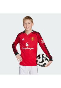 Adidas - Koszulka Manchester United 25/26 Long Sleeve Home Kids. Kolor: czerwony. Długość rękawa: długi rękaw. Sport: piłka nożna