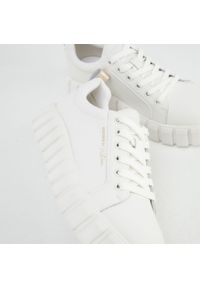 Wittchen - Damskie sneakersy ze skóry na grubej podeszwie. Okazja: do pracy, na spotkanie biznesowe, na co dzień. Nosek buta: okrągły. Kolor: biały, wielokolorowy, złoty. Materiał: skóra. Obcas: na platformie #8