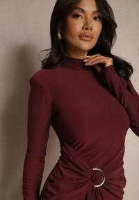 Renee - Bordowa Sukienka o Dopasowanym Kroju z Półgolfem Zdobiona Trenem i Rozcięciem Tuleedi. Kolor: czerwony. Wzór: aplikacja. Typ sukienki: dopasowane. Styl: elegancki