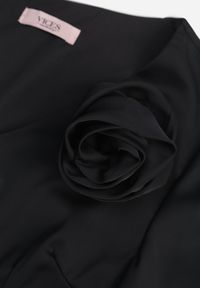 Renee - Czarna Zwiewna Sukienka Wieczorowa VICES z Aplikacją 3D w Kształcie Kwiatu Themira. Typ kołnierza: dekolt w kształcie V. Kolor: czarny. Wzór: aplikacja, kwiaty. Styl: wizytowy #3