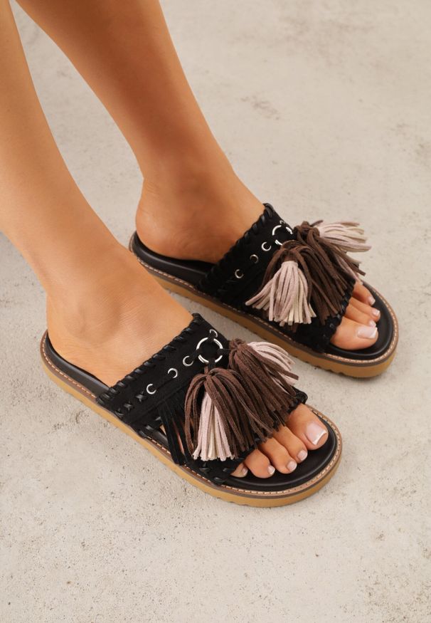 Born2be - Czarne Płaskie Klapki Boho VICES z Imitacji Zamszu Zdobione Frędzlami Krili. Okazja: na co dzień, na spacer. Kolor: czarny. Materiał: zamsz. Wzór: aplikacja. Sezon: lato. Obcas: na płaskiej podeszwie. Styl: boho