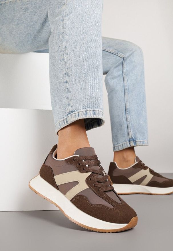 Renee - Brązowe Sneakersy na Płaskiej Podeszwie z Geometryczną Wstawką w Panterkę Sewla. Nosek buta: okrągły. Zapięcie: sznurówki. Kolor: brązowy. Materiał: materiał. Wzór: geometria, motyw zwierzęcy. Obcas: na płaskiej podeszwie. Wysokość obcasa: niski