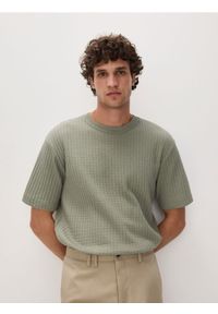 Reserved - T-shirt comfort w prążek - zielony. Kolor: zielony. Materiał: bawełna, dzianina. Wzór: prążki #1