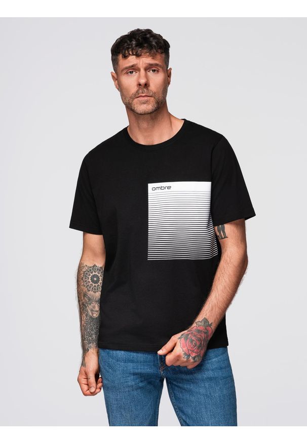Ombre Clothing - Męski t-shirt bawełniany z graficznym printem – czarny V2 - Rozmiar: XXL. Okazja: na co dzień. Kolor: czarny. Materiał: bawełna. Wzór: nadruk. Styl: casual, klasyczny