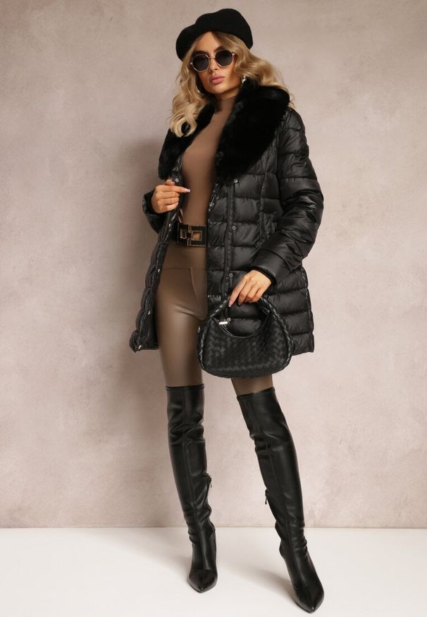 Renee - Czarna Pikowana Kurtka z Wiązanym Paskiem i Kołnierzem z Futerka Avrissa. Typ kołnierza: bez kaptura. Kolor: czarny. Materiał: futro