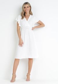 Born2be - Biała Sukienka z Kopertowym Dekoltem i Paskiem Sizue. Kolor: biały. Typ sukienki: kopertowe #1