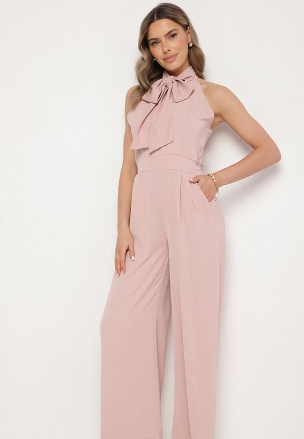 Born2be - Różowy Kombinezon z Ozdobną Kokardą Nelifira. Okazja: na ślub cywilny, na co dzień, na imprezę, na wesele. Kolor: różowy. Długość: długie. Wzór: aplikacja. Styl: casual, elegancki