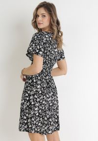 Born2be - Czarna Kwiecista Sukienka Mini z Wiskozy z Marszczoną Gumką w Pasie Catela. Kolor: czarny. Materiał: wiskoza. Długość rękawa: krótki rękaw. Wzór: kwiaty. Sezon: wiosna, lato. Typ sukienki: rozkloszowane, kopertowe. Długość: mini #3
